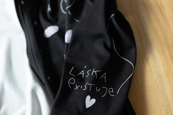 Detail pura vida oblečenie