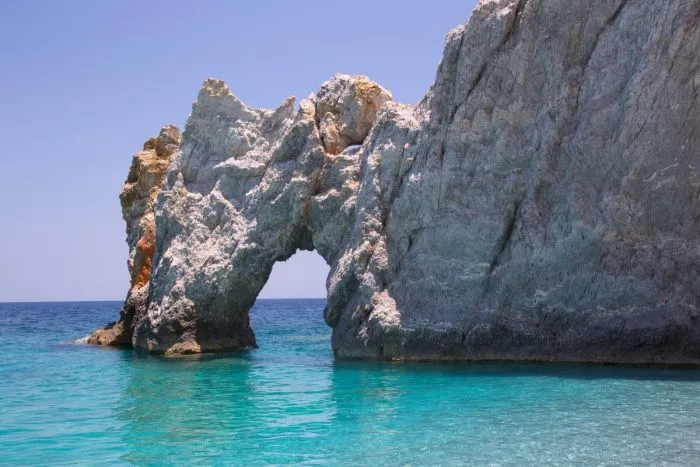 Oblouk na pláži Lalaria