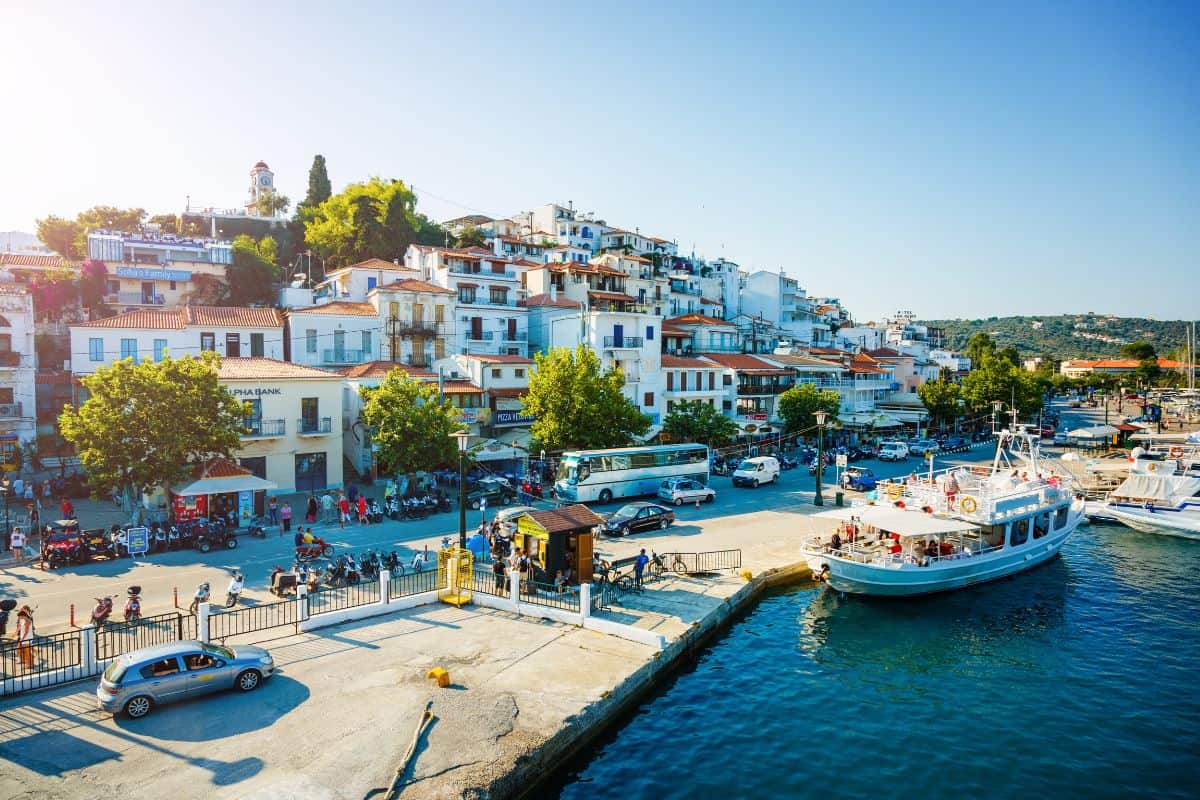 Kde se natáčela Mamma Mia: průvodce po lokacích v Řecku i Chorvatsku 13 Řecký ostrov Skiathos z výšky
