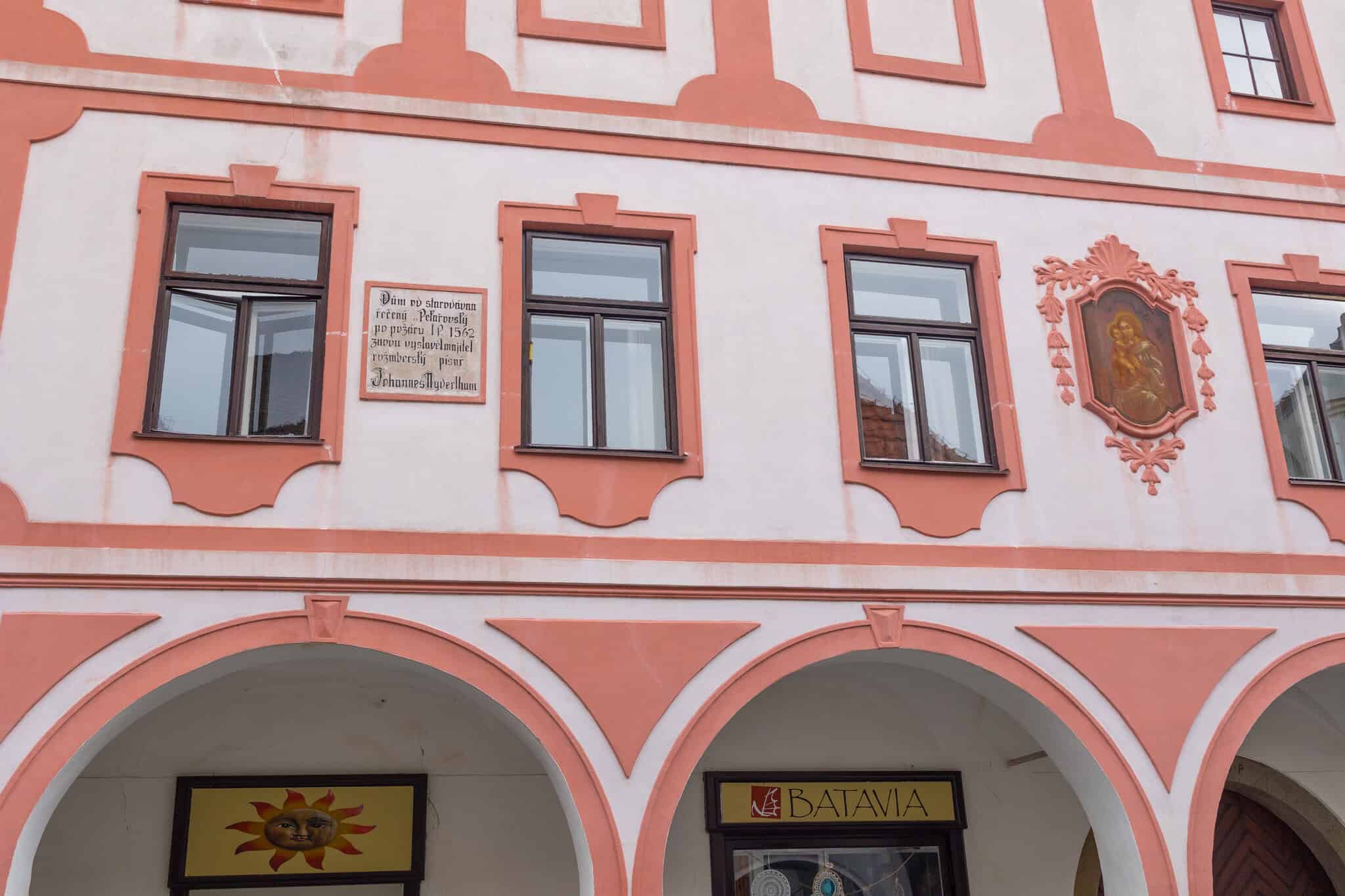 Unde să mergi în vacanță în Boemia de Sud: 15 cele mai frumoase locuri (și cu copiii) în 2026 7 Case burgheze cu arcade în piața din Třeboň