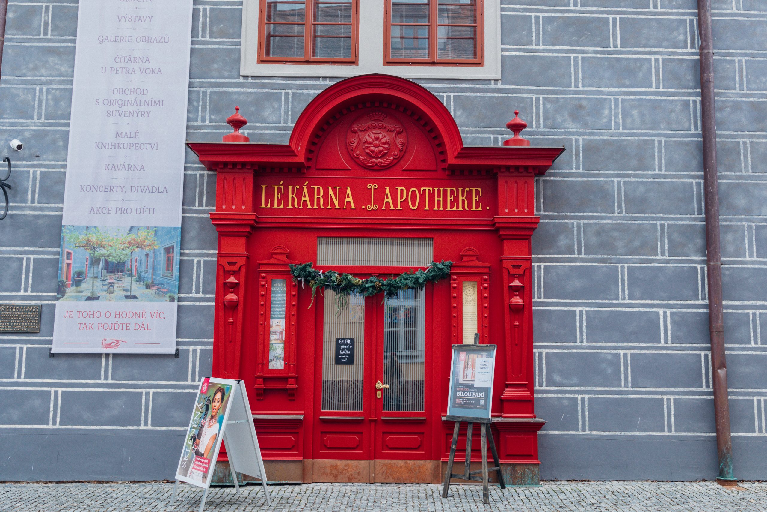 Co dělat v Třeboni? Zajděte si do Zámecké lékárny, kde je muzeum a kavárna.