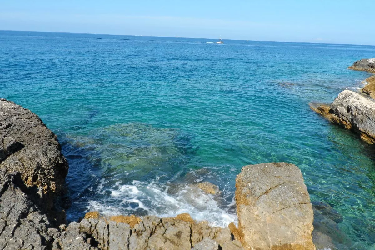 Moře na Kamenjaku láká ke koupání.