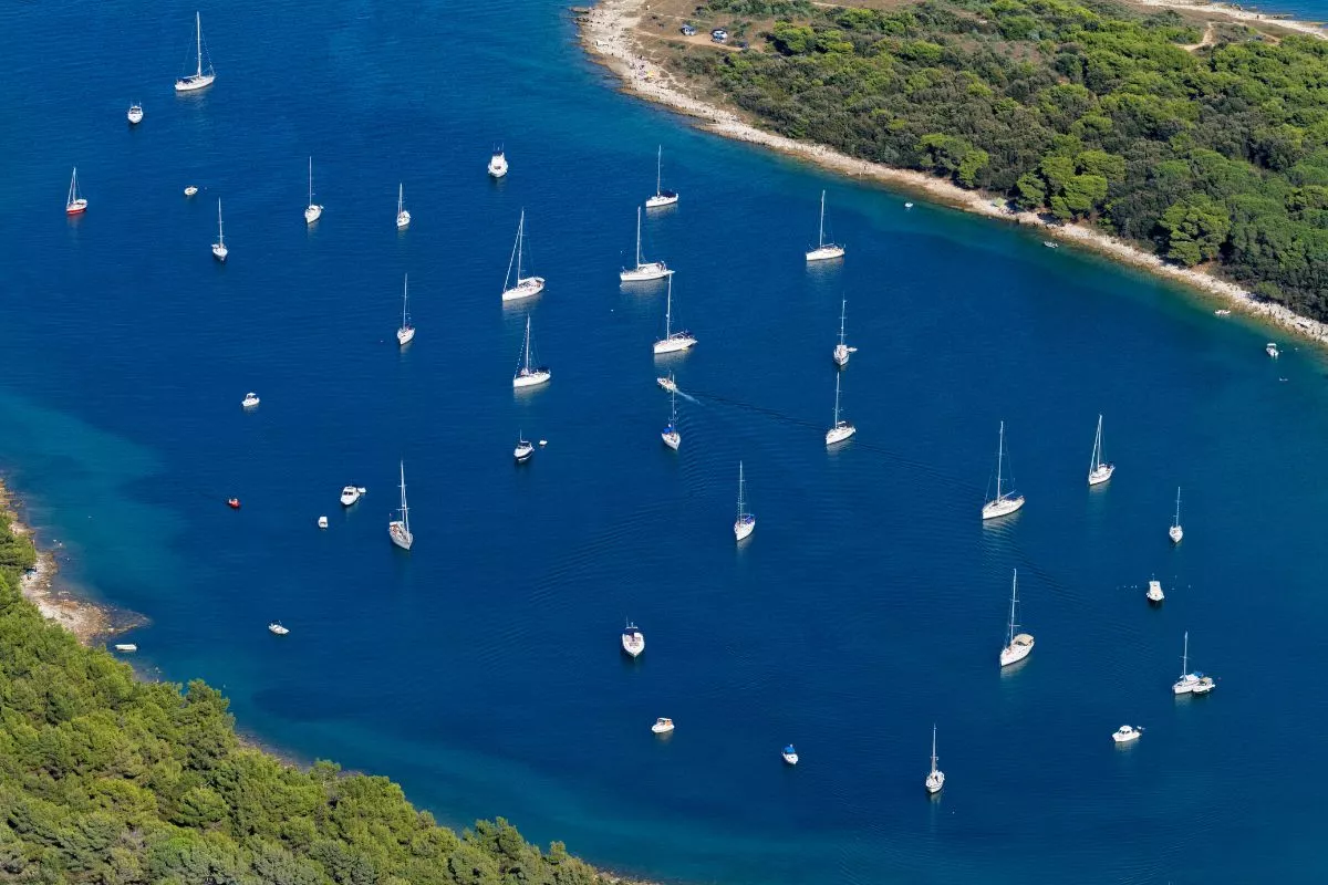 Lodě zakotvené na Kamenjaku.