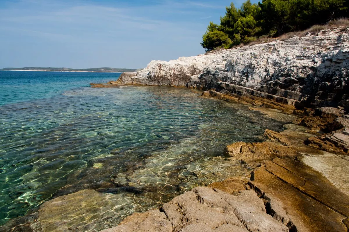 Voda je na Kamenjaku průzračně čistá.