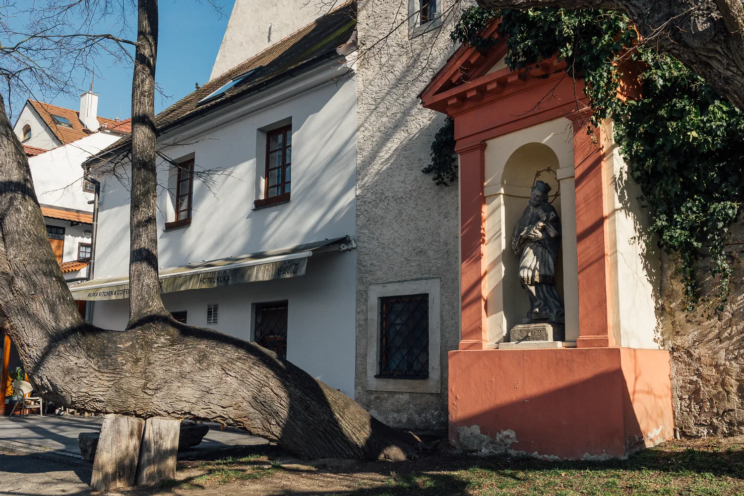 Výklenková kaple sv. Jana Nepomuckého