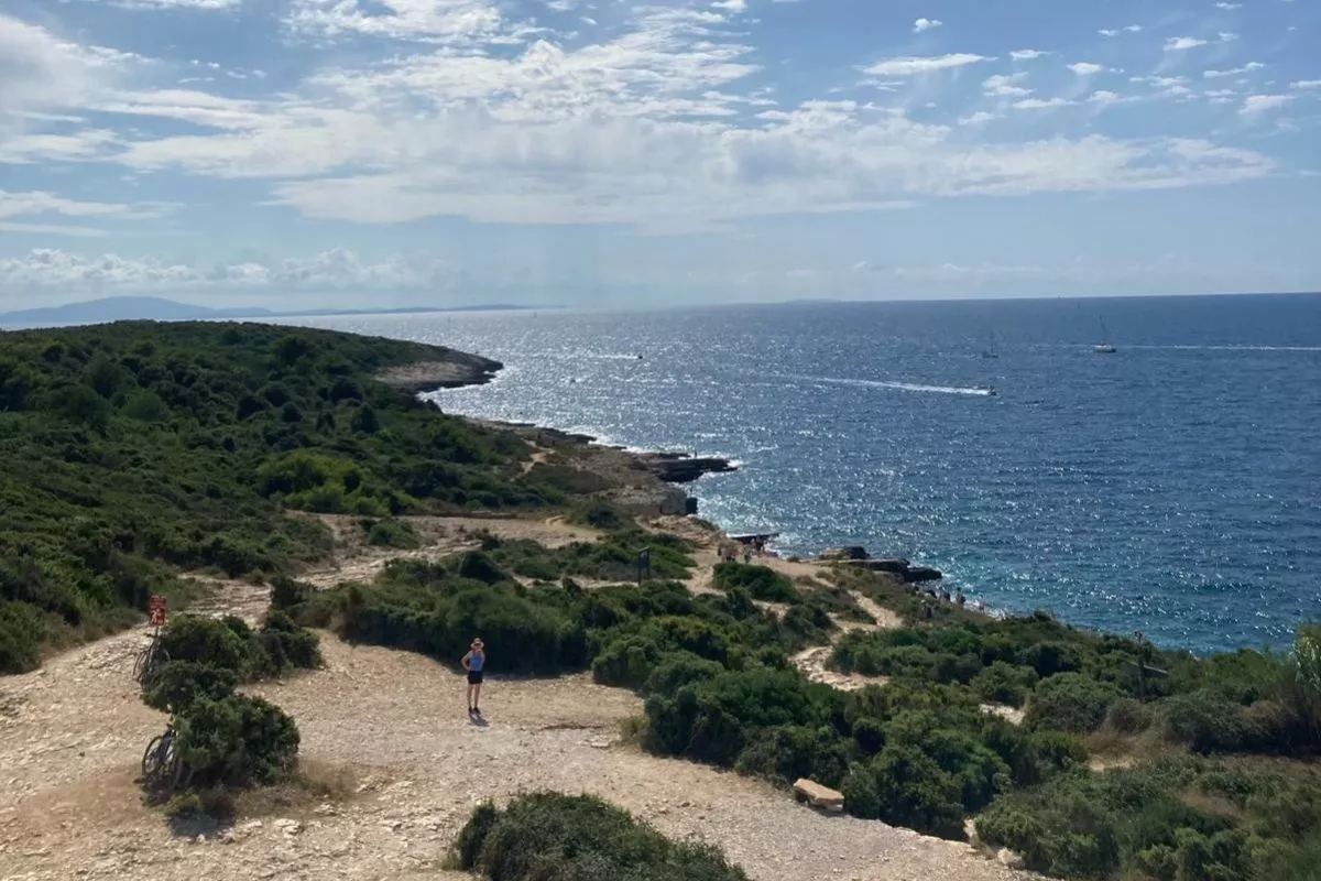 Na Kamenjaku se nachází přes 30 pláží.