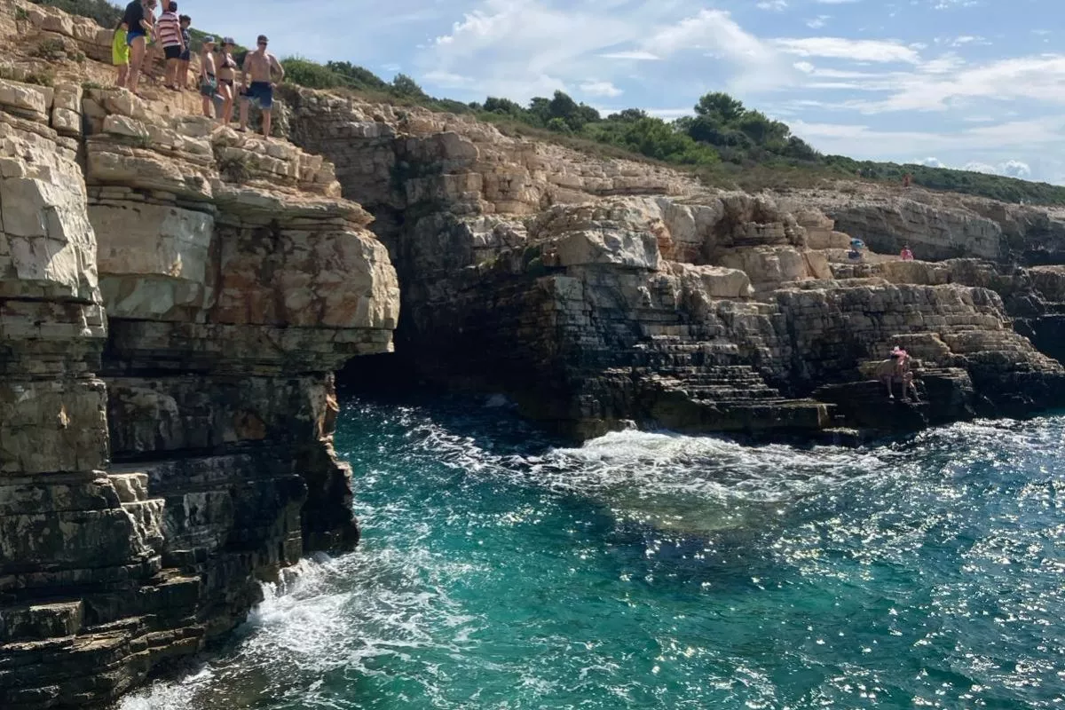 Útes na Kolumbarice, z kterého se skáče.