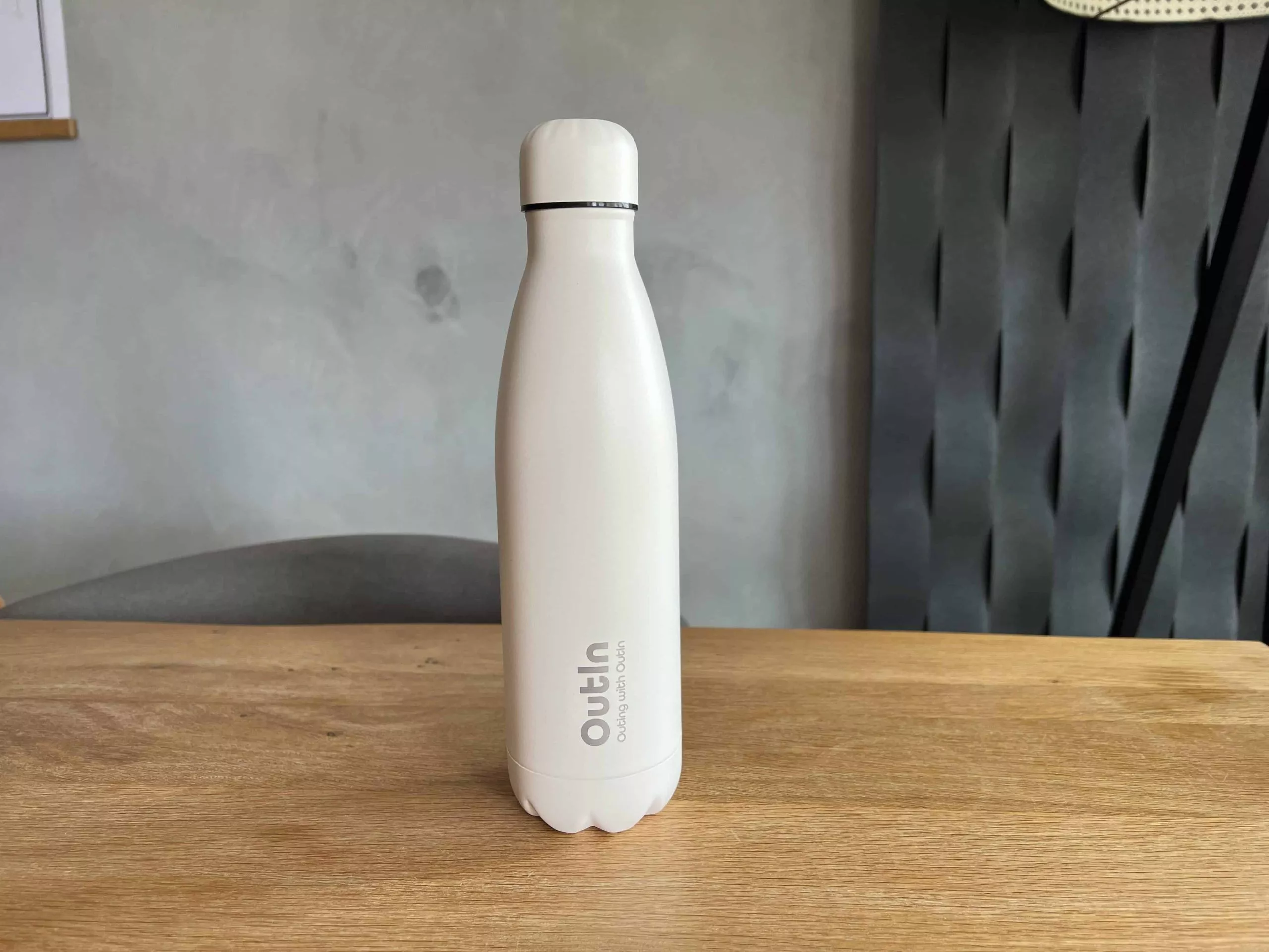 Outin Nano Thermosflasche auf dem Tisch