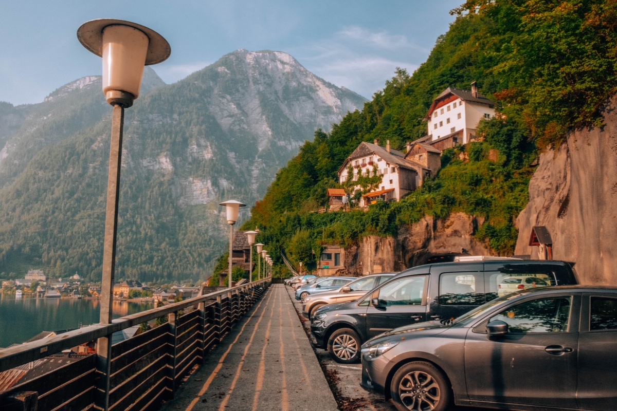Turisté v centru Hallstattu během sezóny