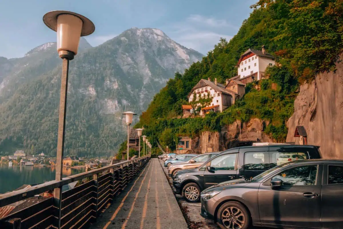 Hallstatt Ausztria: időjárás hónapról hónapra és mikor menj 2026-ban 3 Turisták Hallstatt központjában a szezonban