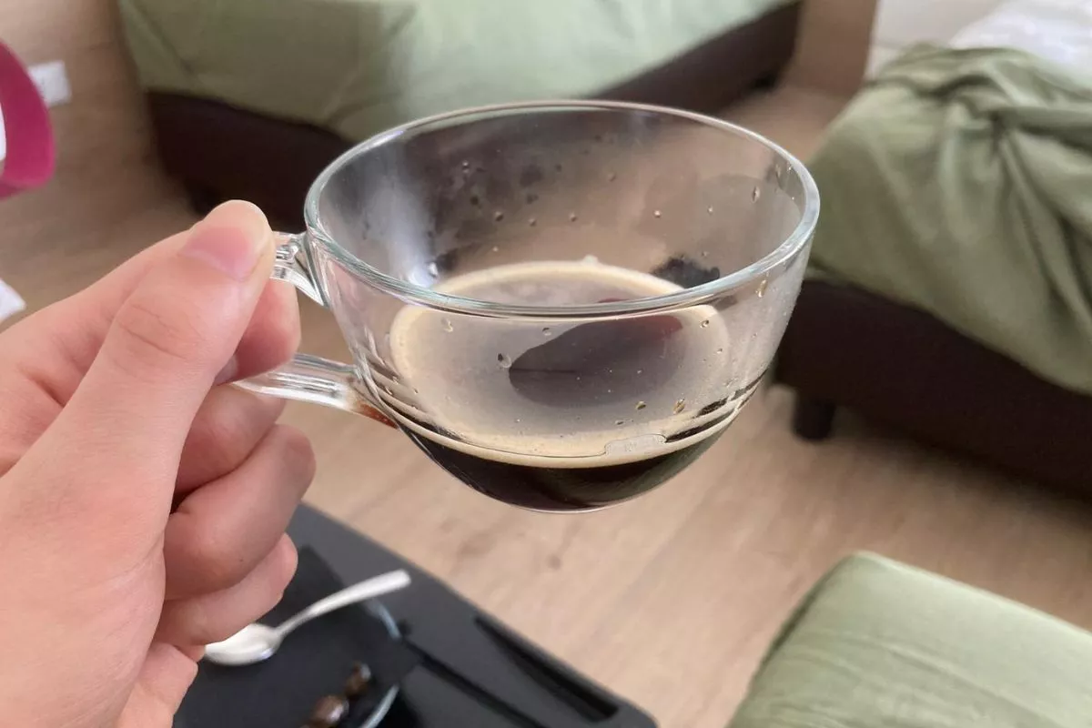 Výsledné espresso s krémovou pěnou