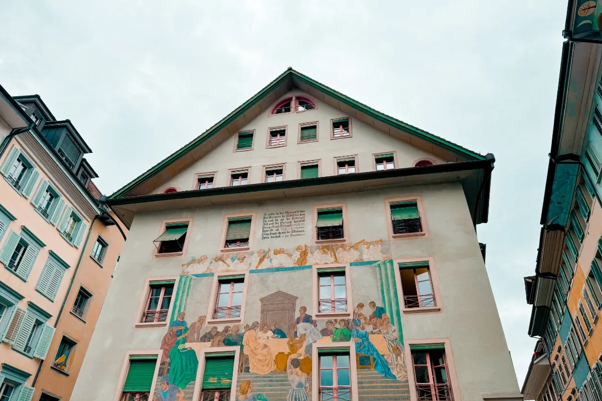 Wat te zien in Luzern? Bezoek het Weinmarkt-plein