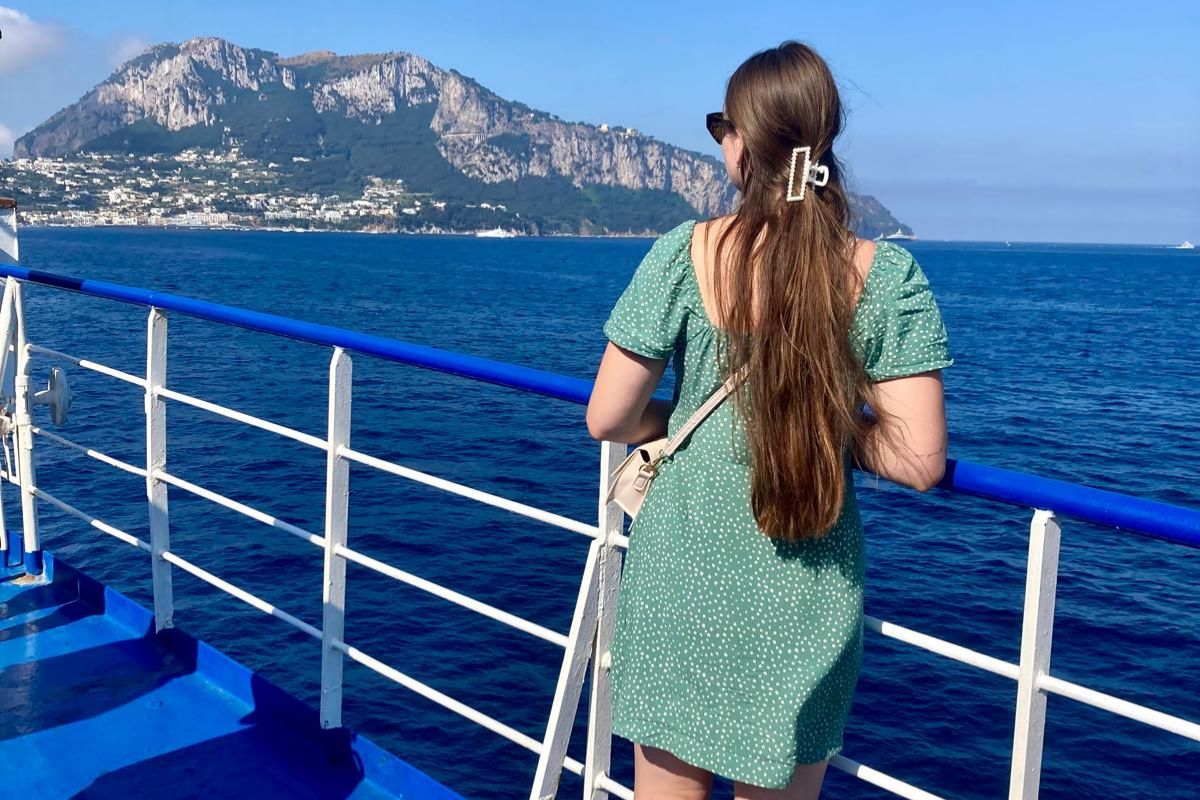 Co vidět a dělat na Capri? Výhled na Capri z trajektu