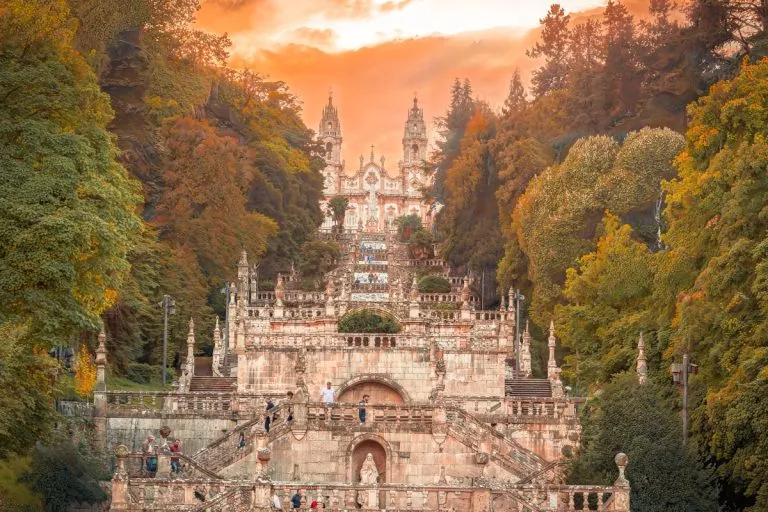 Les célèbres escaliers de Lamego au coucher du soleil