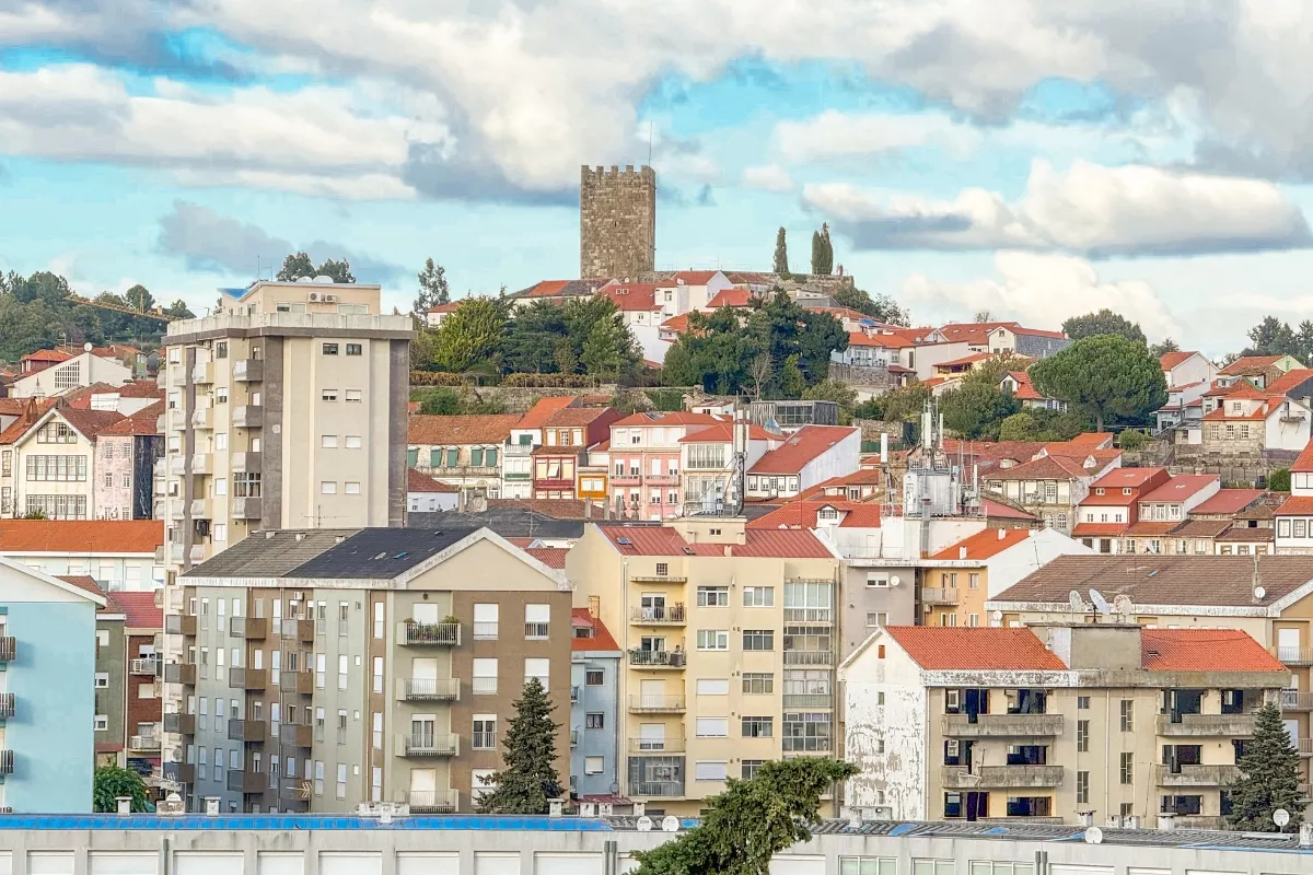 El castillo a lo lejos en la ciudad de Lamego