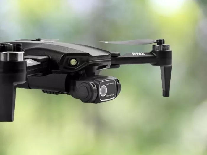 Recenze AERIUM R96X 4K Dual Camera GPS: Dron, který překvapí cenou i výkonem 3 Detail dronu s kamerou behem letu