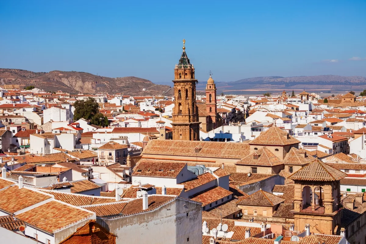 een stad met een toren