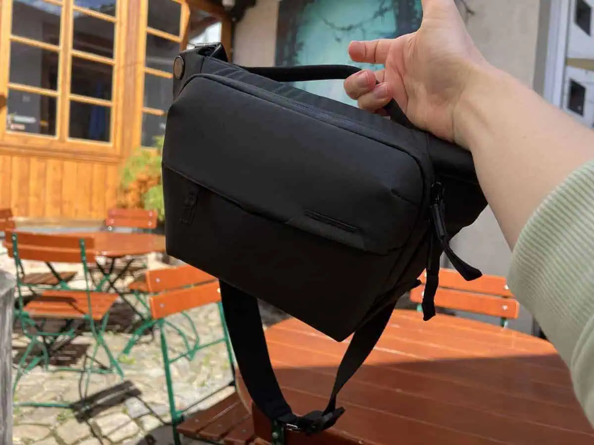 PEAK DESIGN Everyday Sling 3L v2: Recenzia elegantnej a praktickej tašky 2 Peak Design Everyday Sling 3L v2 detail zipsu UltraZip