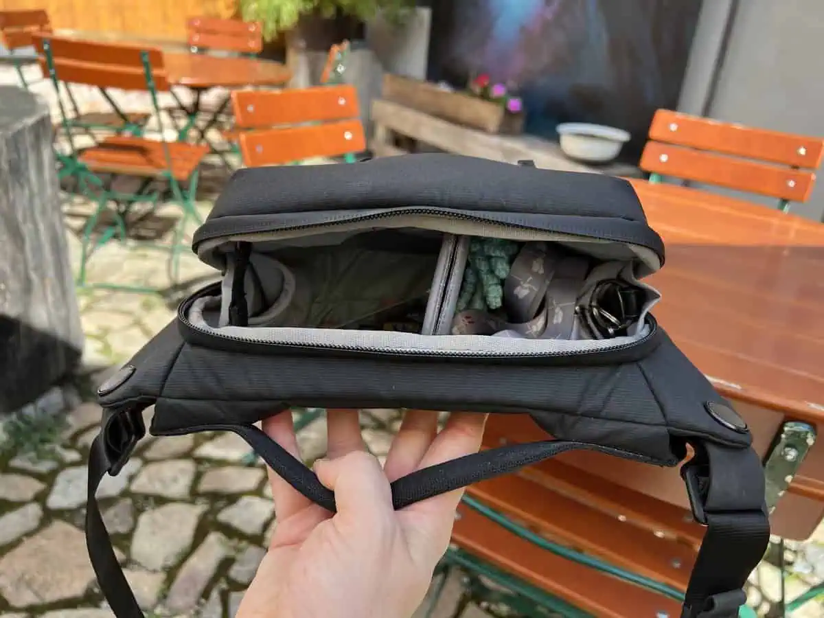 PEAK DESIGN Everyday Sling 3L v2: Recenzia elegantnej a praktickej tašky 3 Peak Design Everyday Sling 3L v2 vnútorné usporiadanie FlexFold