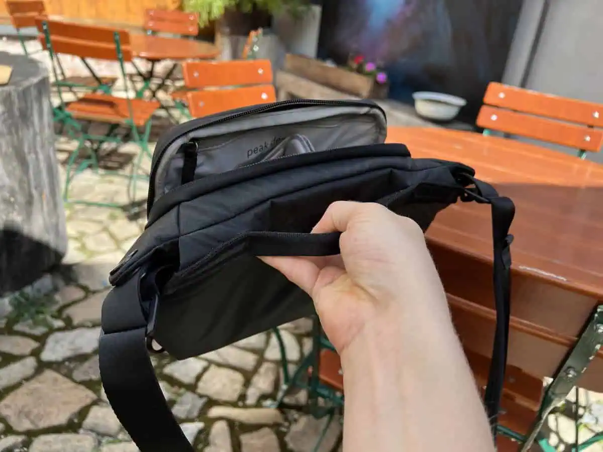 PEAK DESIGN Everyday Sling 3L v2: Recenzia elegantnej a praktickej tašky 4 Peak Design Everyday Sling 3L v2 balenie a príslušenstvo Cord Hook