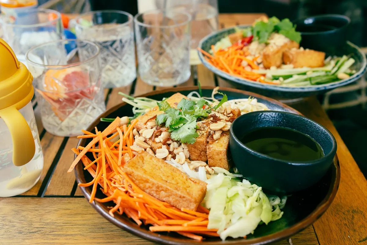 Het eten was lekker, maar ze vergaten ons, dus het duurde een eeuwigheid