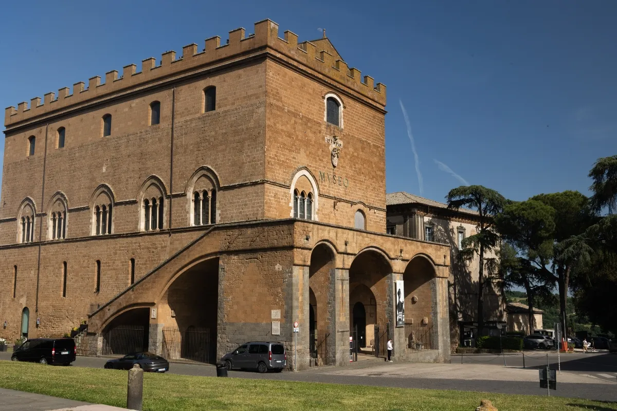 Copa de vino Orvieto Classico con viñedos de fondo