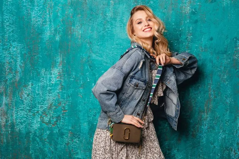 Jak vytvořit módní look s crossbody kabelkou?