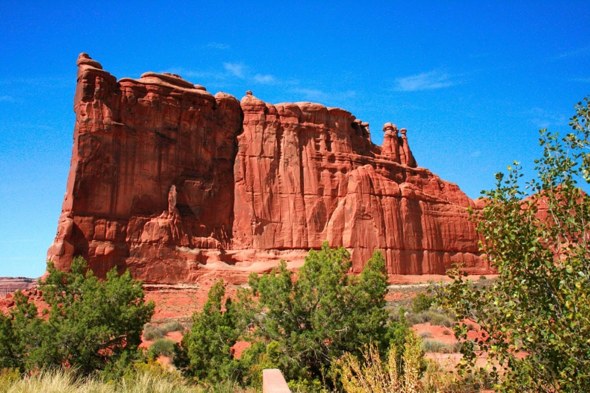 Arches National Park, Utah: 15 tipů, co vidět a dělat v parku s více než 2000 oblouky 8 Courthouse Towers & Petrified Dunes — pouštní katedrály