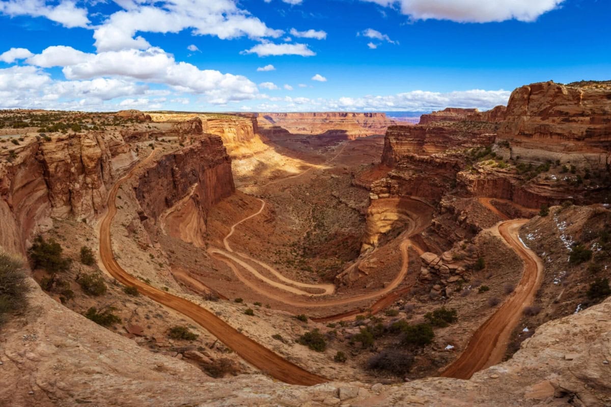 Canyonlands National Park, Utah: 14 tipů, co vidět a dělat 6 Shafer Canyon Overlook v Canyonlands v Utahu v USA.
