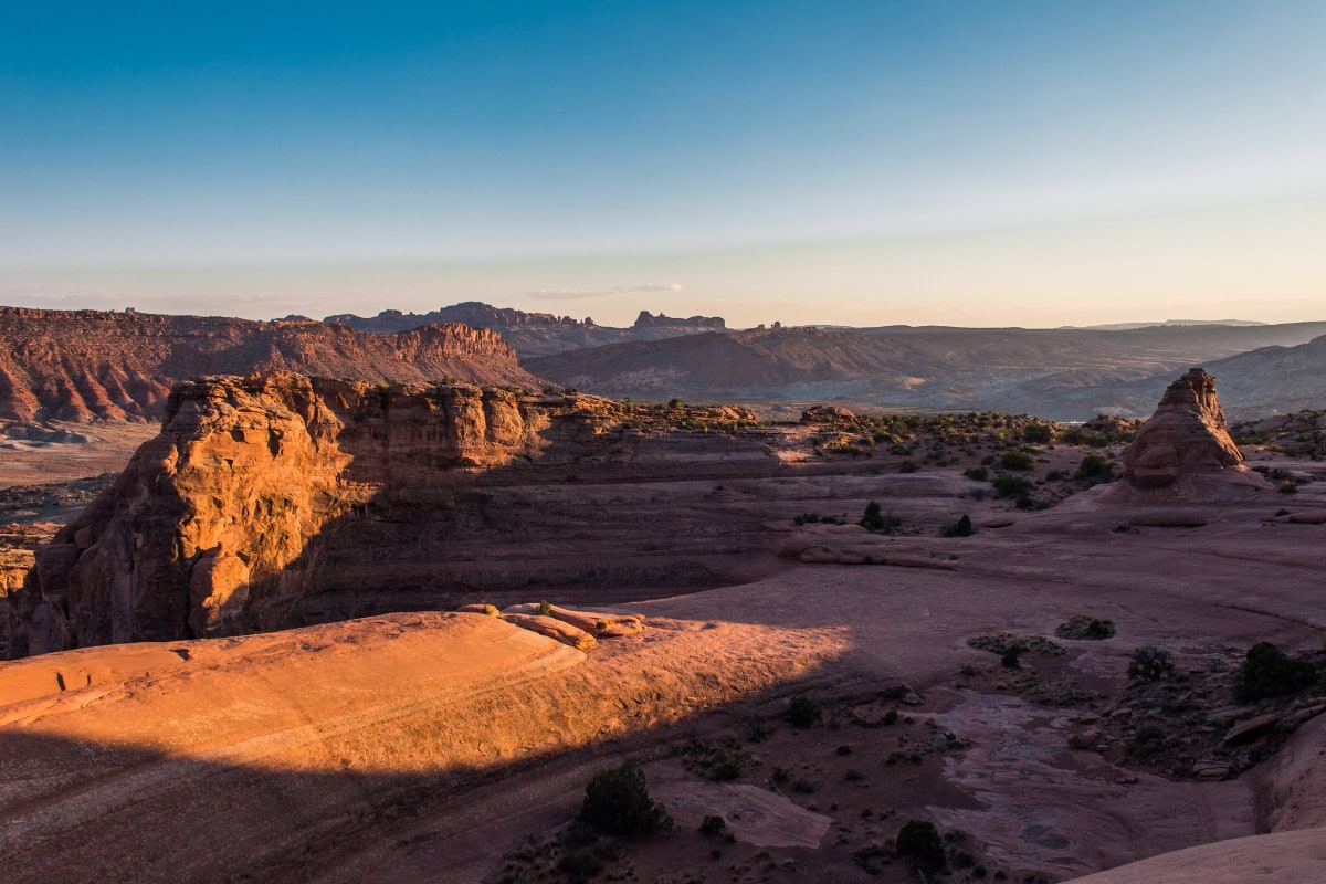 Arches National Park, Utah: 15 tipů, co vidět a dělat v parku s více než 2000 oblouky 2 Krajina s červenými skalami a horami.