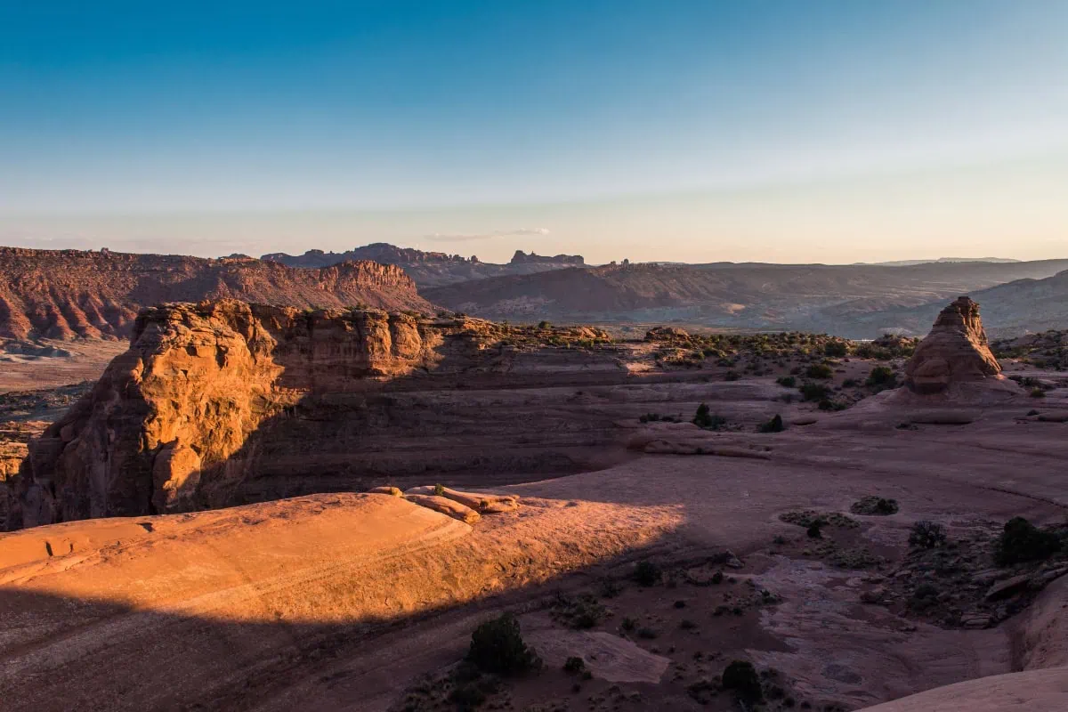Krajina s červenými skalami a horami.
