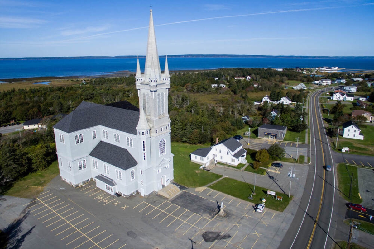Katedrála v Digby, Nova Scotia s vysokou věží a okolní krajinou.