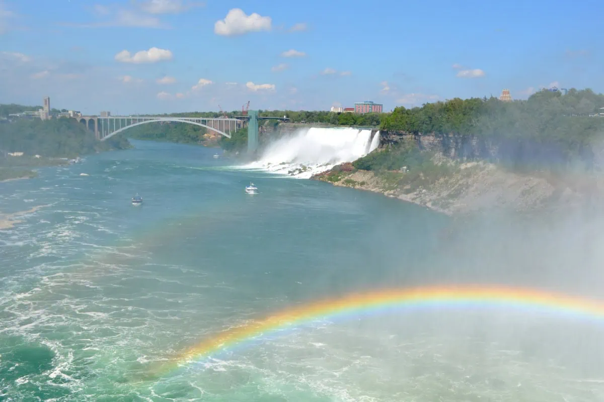 Po mostě můžete přejít i do USA