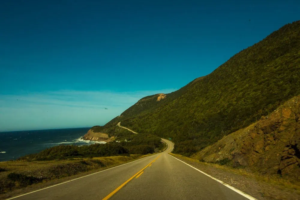 Pobřežní silnice Cabot Trail vinoucí se nad oceánem