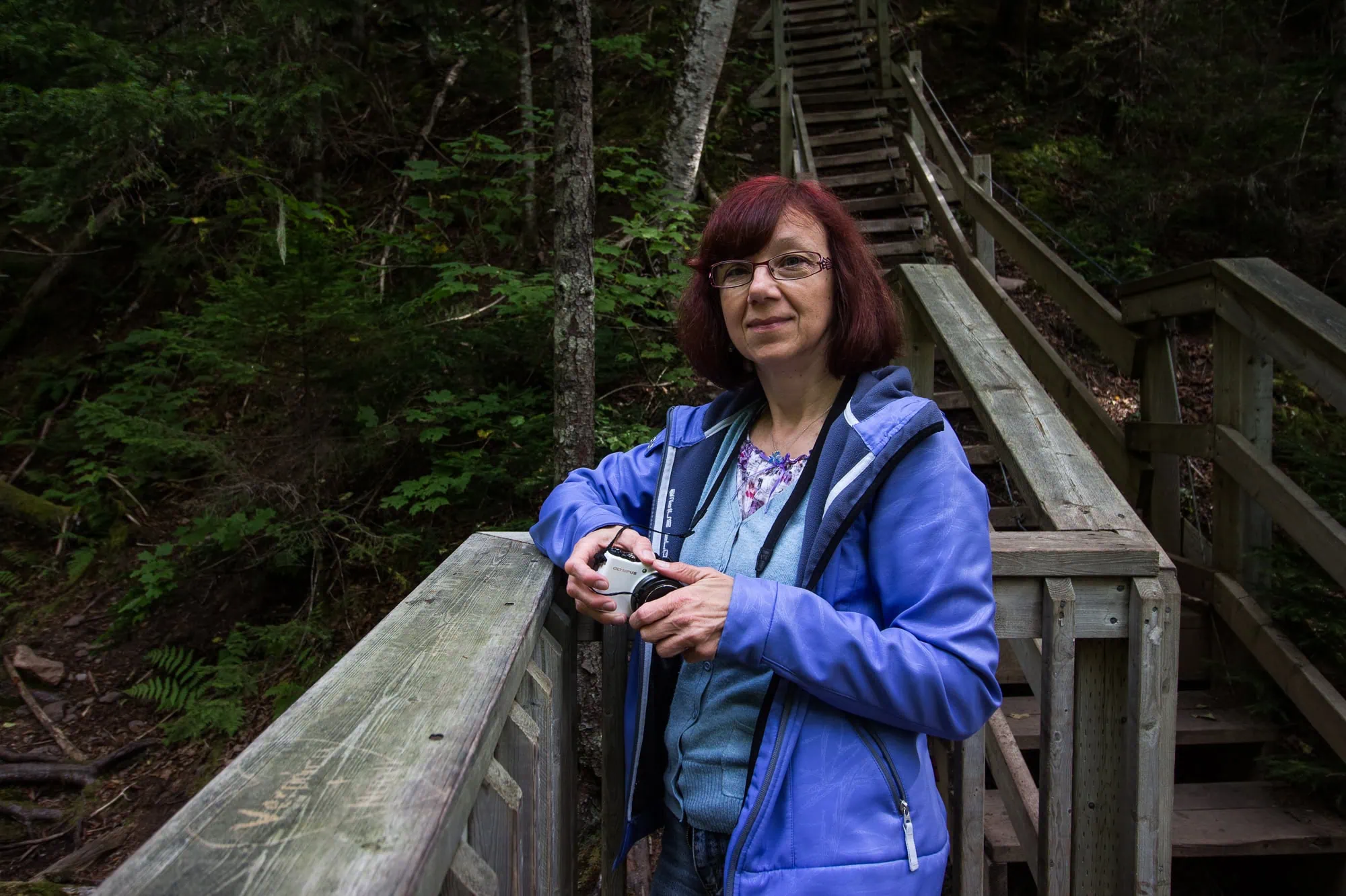 zena na drevenem moste