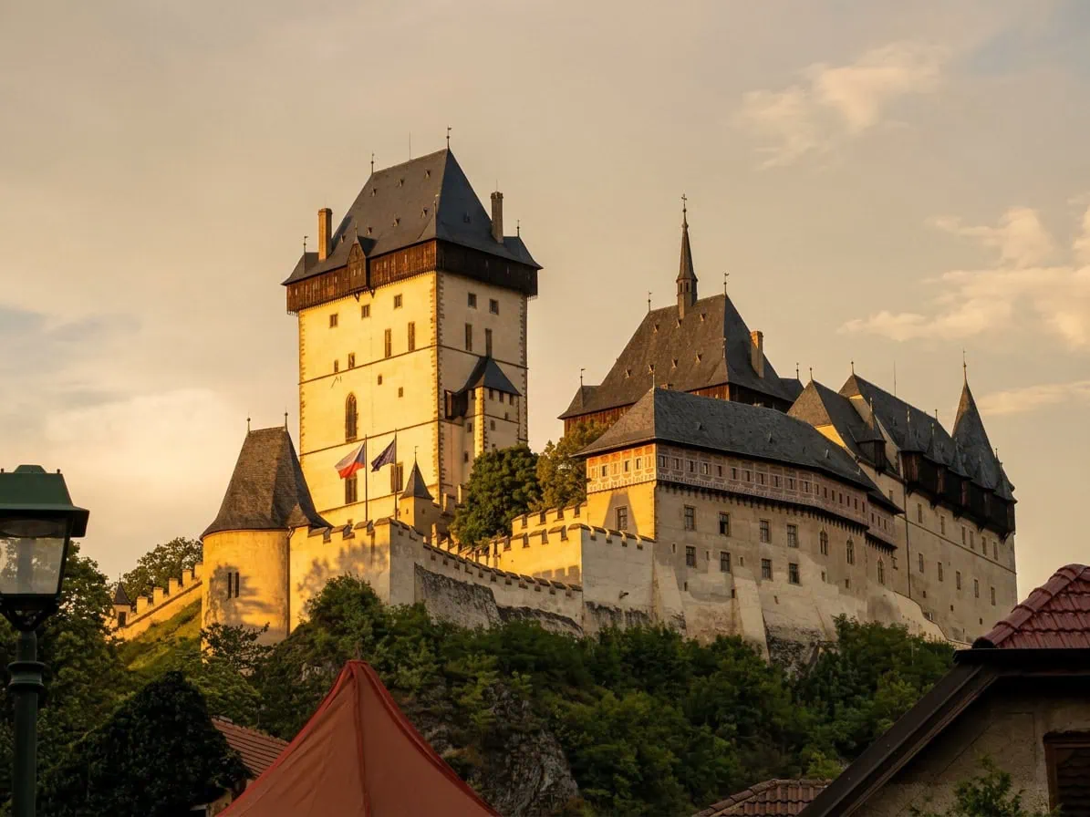 Hrad Karlštejn: Kompletní průvodce — vstupné, prohlídky a tipy pro návštěvníky 1 Hrad Karlštejn v zlatém podvečerním světle — panoramatický pohled