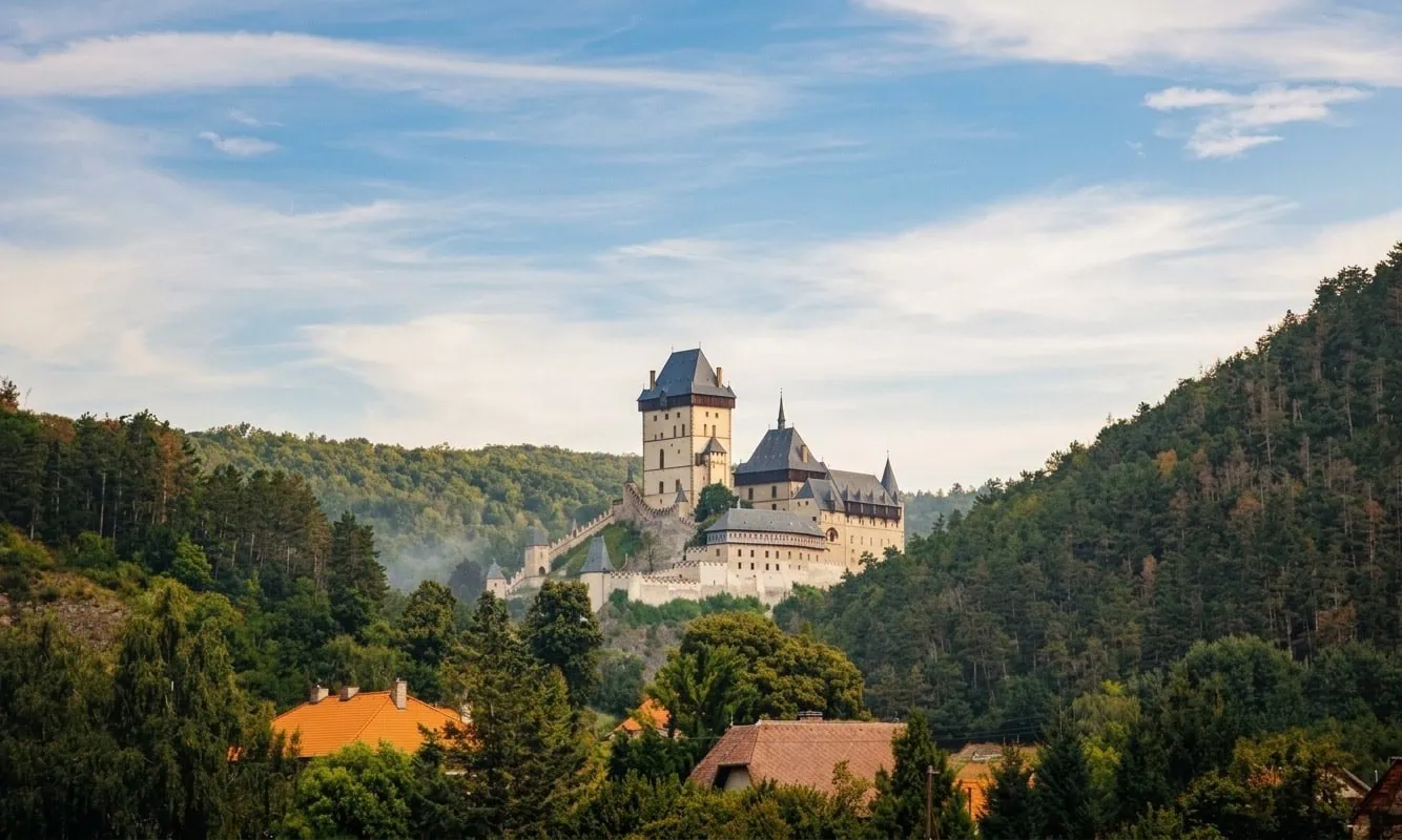 Hrad Karlštejn: Kompletní průvodce — vstupné, prohlídky a tipy pro návštěvníky 2 Přístupová cesta k hradu Karlštejn v ranní mlze