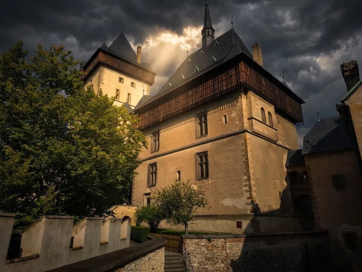 Hrad Karlštejn: Kompletní průvodce — vstupné, prohlídky a tipy pro návštěvníky 4 Lom Velká Amerika u Karlštejna s tyrkysovou vodou