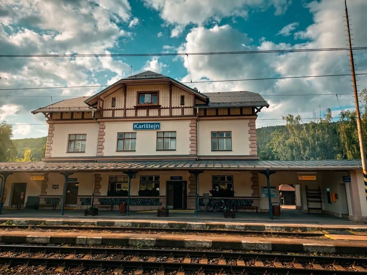 Hrad Karlštejn: Kompletní průvodce — vstupné, prohlídky a tipy pro návštěvníky 3 Ulička v městysi Karlštejn s výhledem na hrad