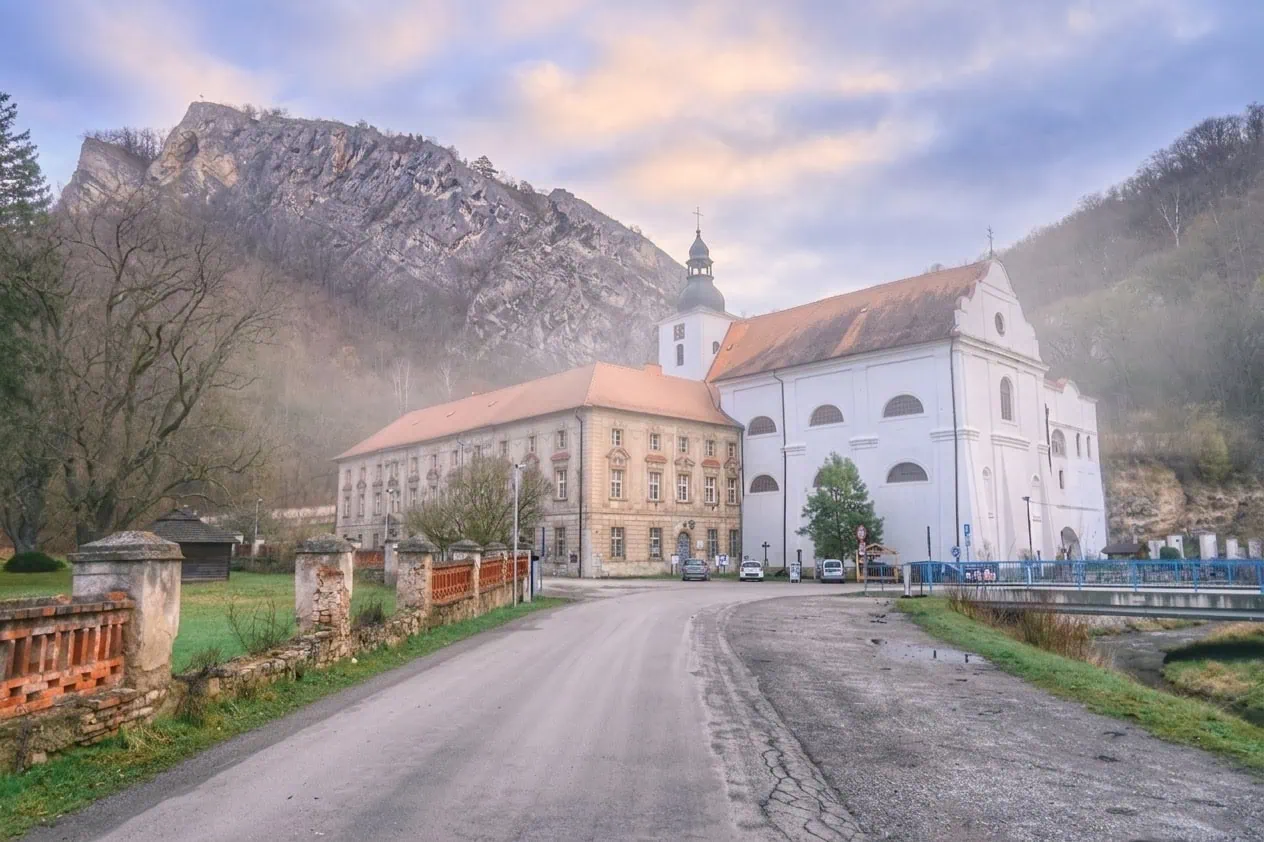 Hrad Karlštejn: Kompletní průvodce — vstupné, prohlídky a tipy pro návštěvníky 6 Koněpruské jeskyně — vstupní areál