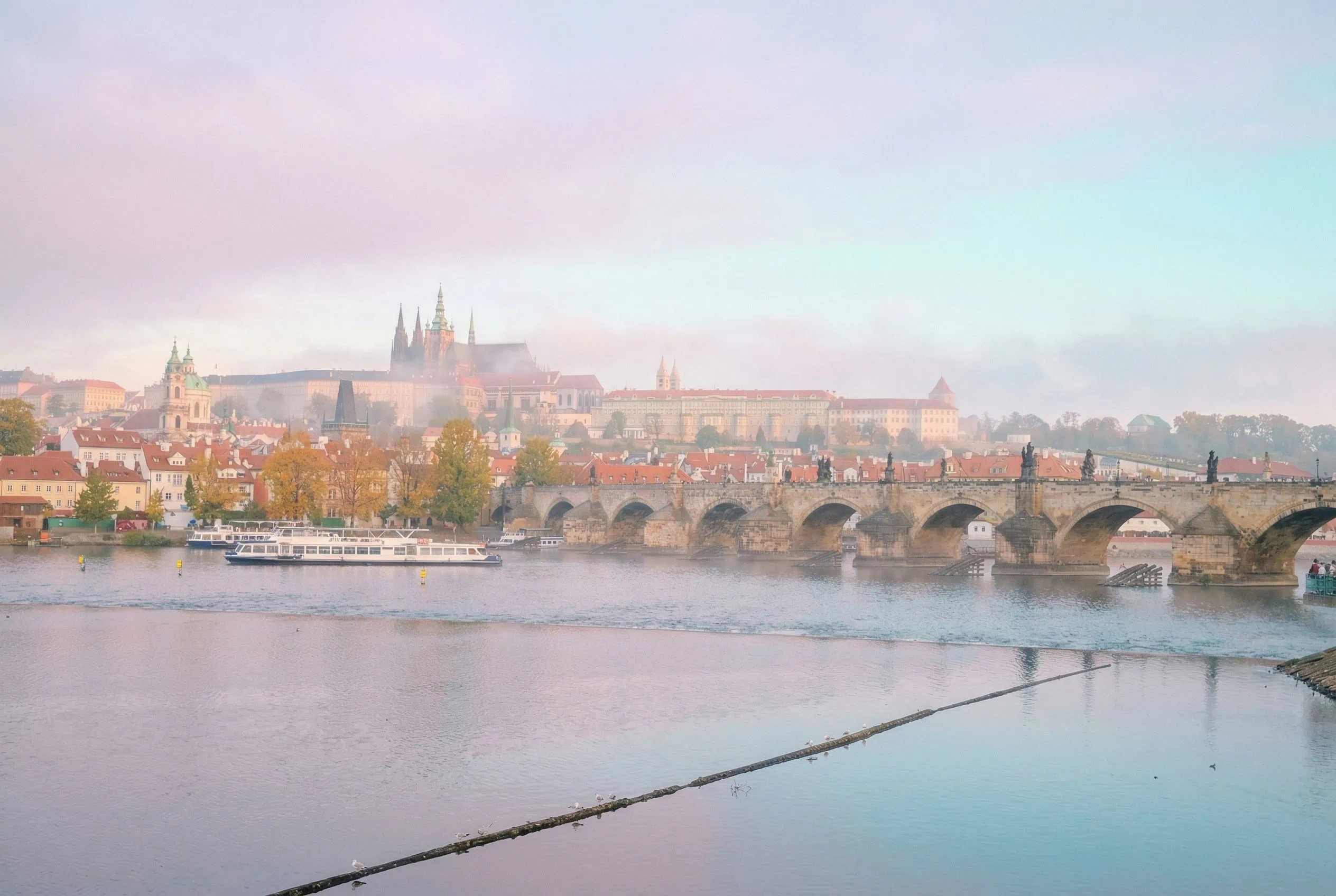 Pont Charles avec vue sur le Château de Prague dans la brume matinale