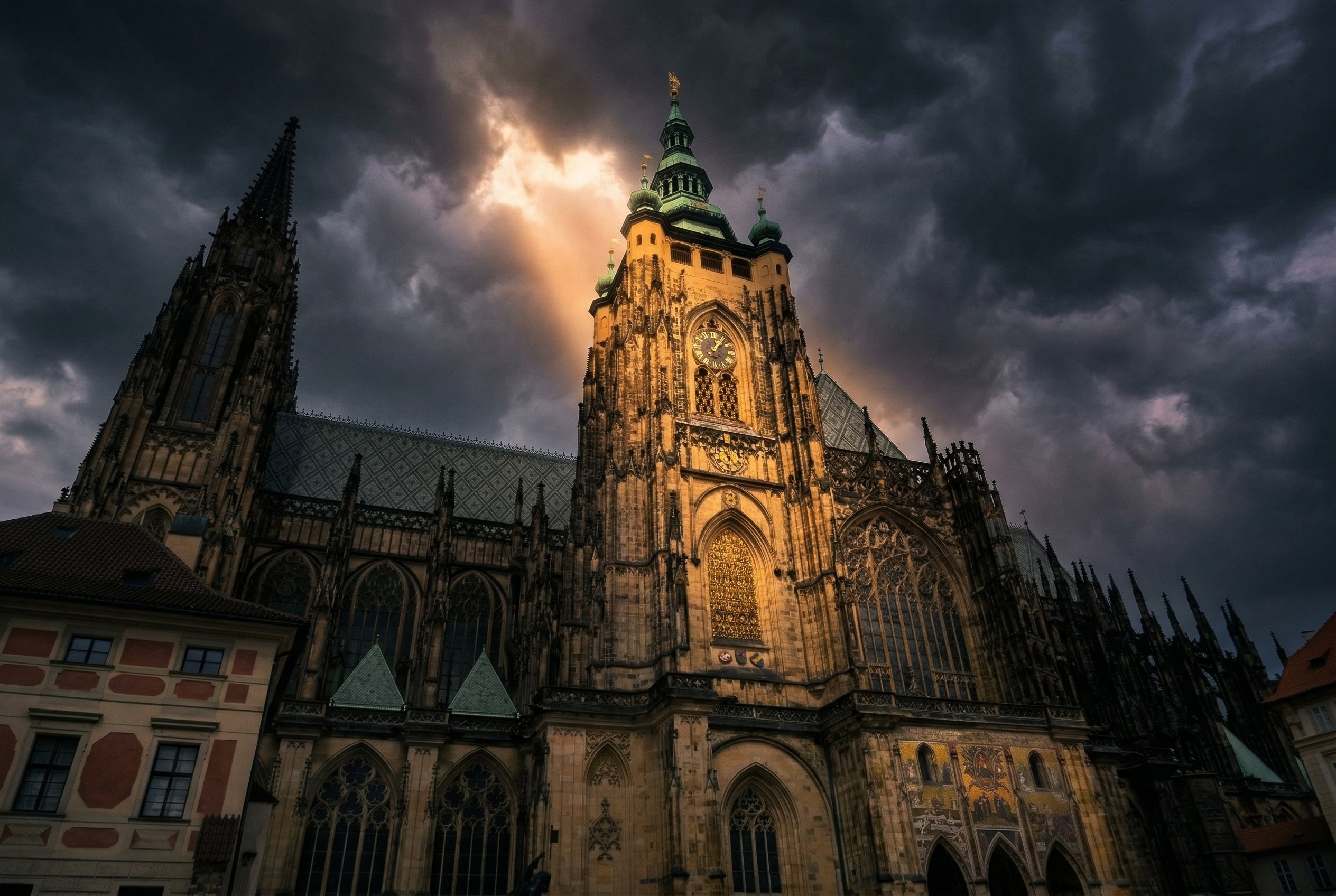 Château de Prague : que visiter, tarifs et comment éviter la foule 5 Cathédrale Saint-Guy au Château de Prague dans une lumière dramatique