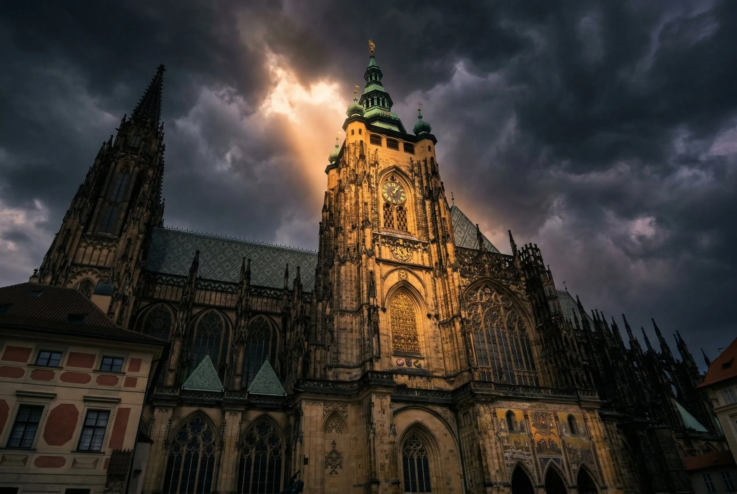 Cathédrale Saint-Guy au Château de Prague dans une lumière dramatique