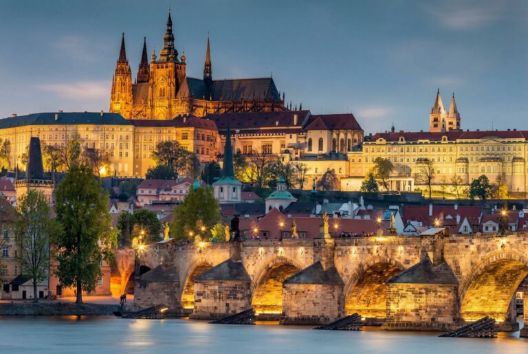 Pražský hrad s katedrálou sv. Víta v záři golden hour