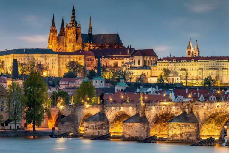 Pražský hrad s katedrálou sv. Víta v záři golden hour