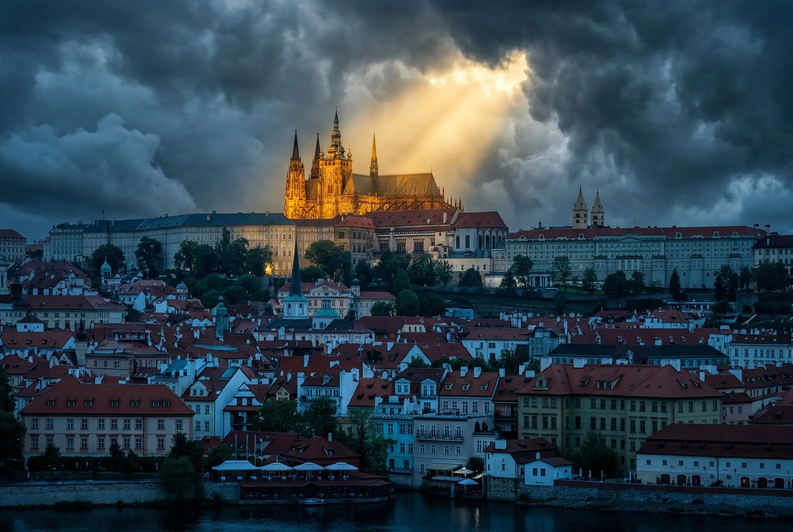 Pražský hrad s katedrálou sv. Víta v dramatickém osvětlení