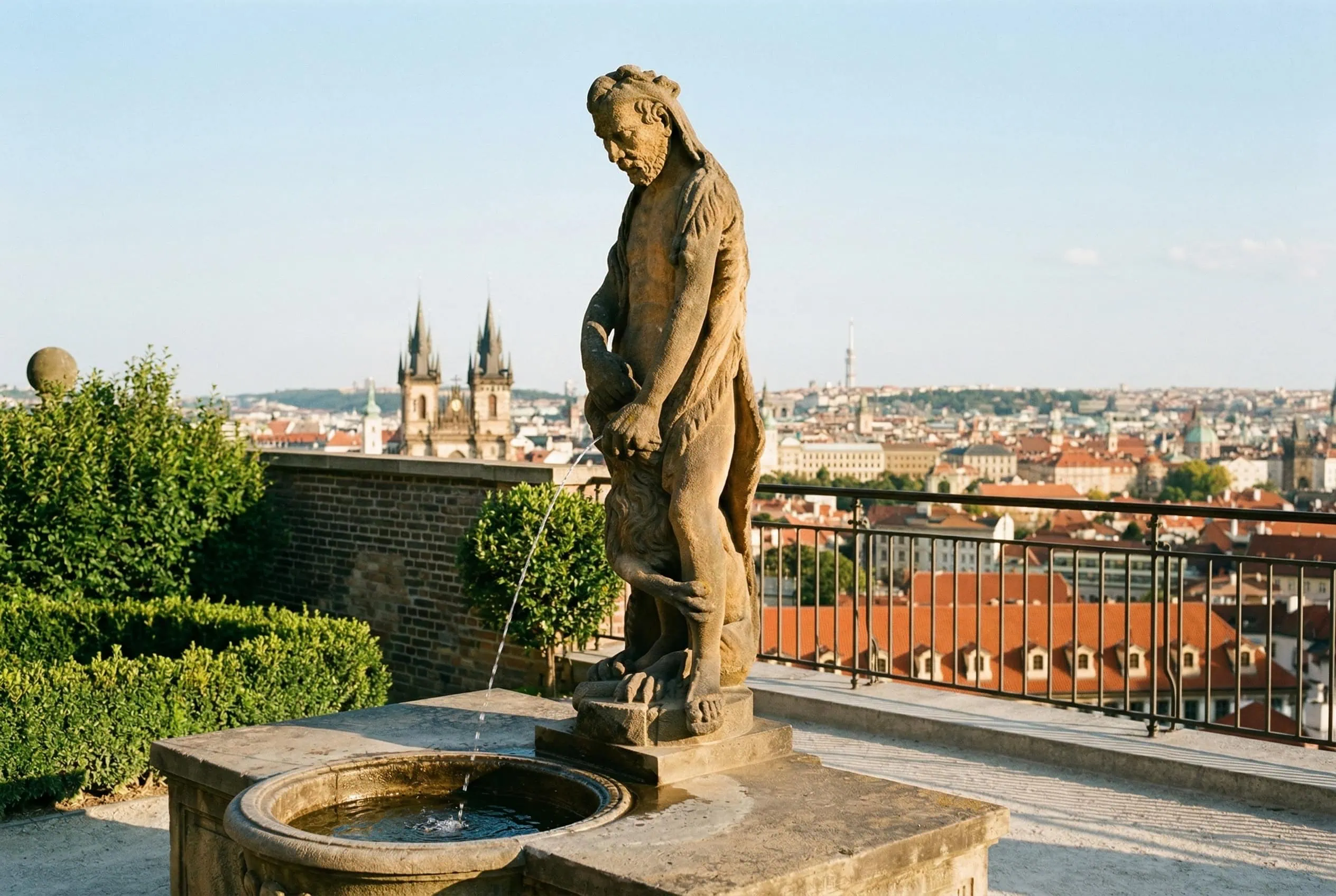 Vue sur Prague depuis les environs du Château de Prague