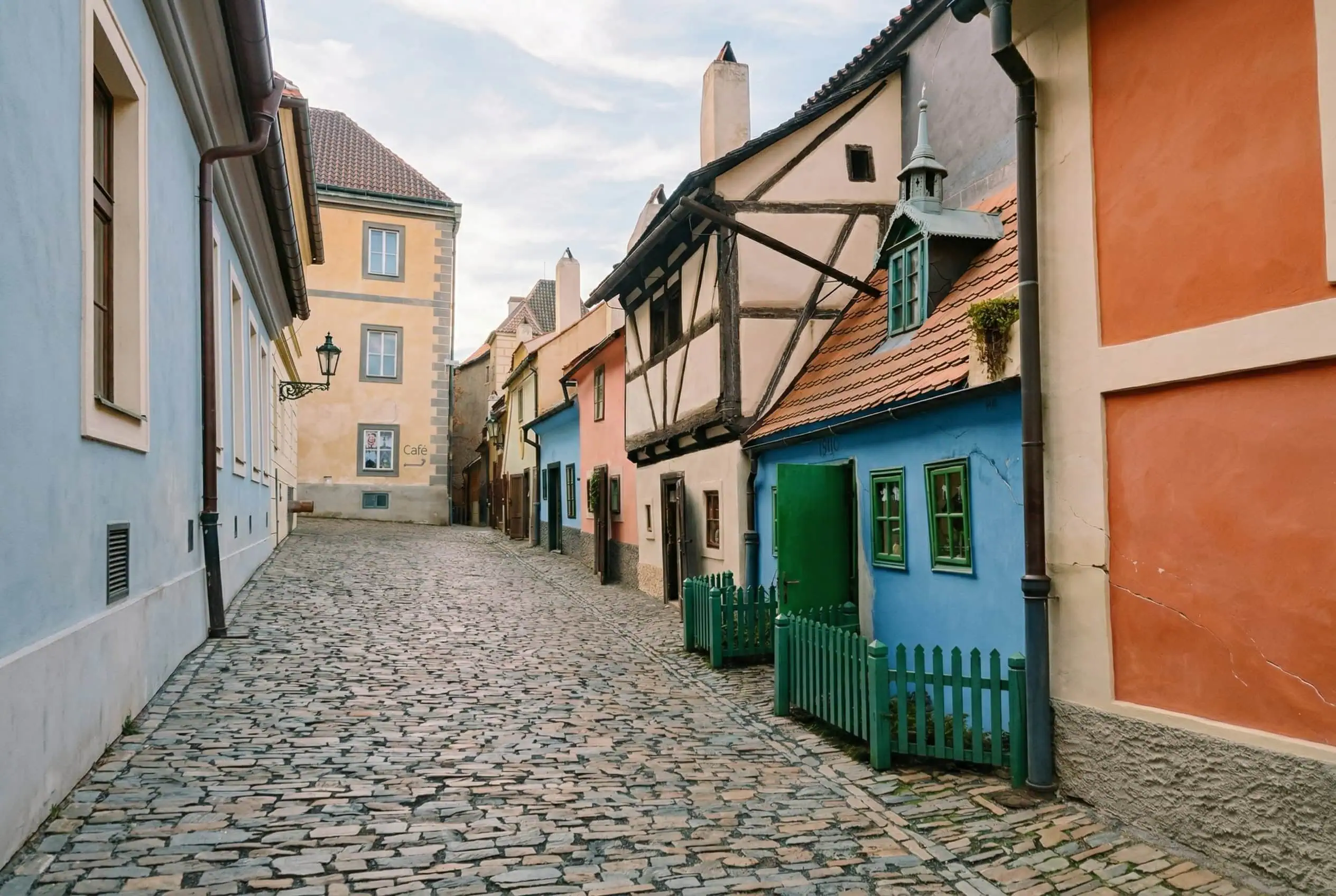 Ruelle d'Or au Château de Prague dans la lumière du matin