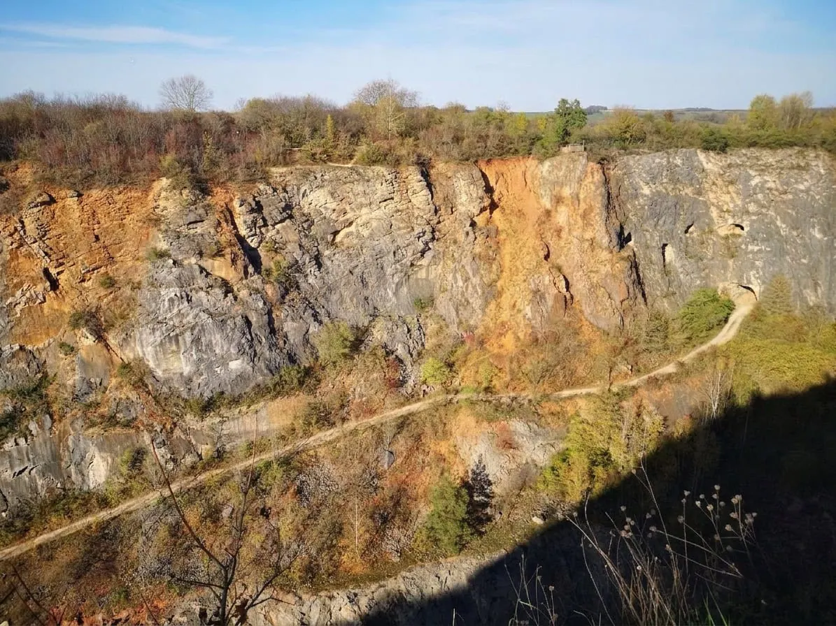 Hrad Karlštejn: Kompletní průvodce — vstupné, prohlídky a tipy pro návštěvníky 5 Klášter Svatý Jan pod Skalou v ranní mlze