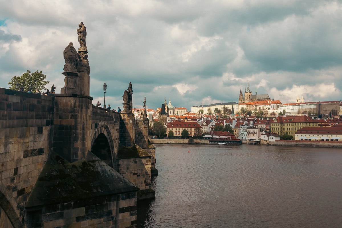 Karlův most: Průvodce od místní (historie, sochy, nejlepší čas) 6 karluv most 4092